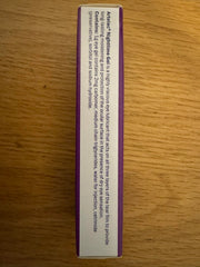 Artelac Nightime Gel texture swatch demonstrates smooth, non-irritating consistency.