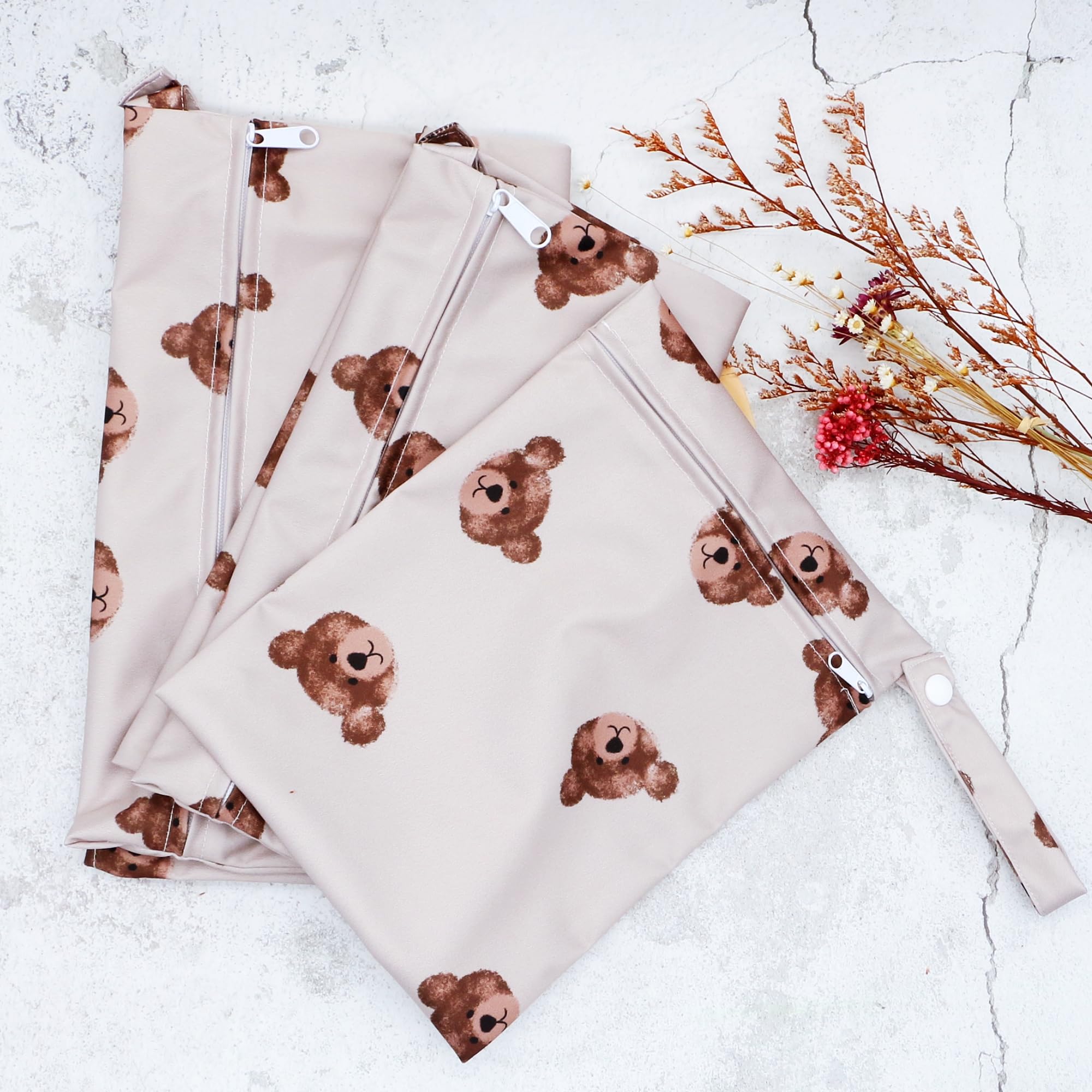 Asenappy two zippered pockets help separate dirty from clean items efficiently.