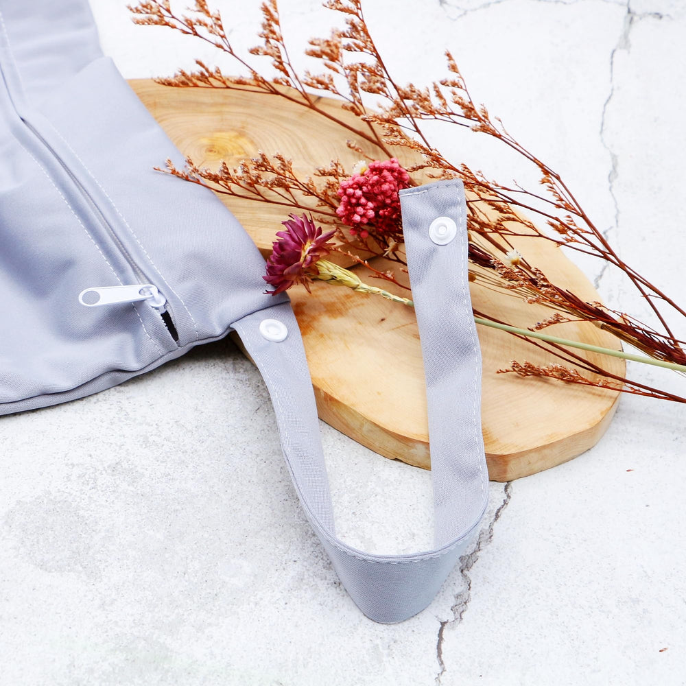 Asenappy bag made of durable waterproof polyester for reliable performance.