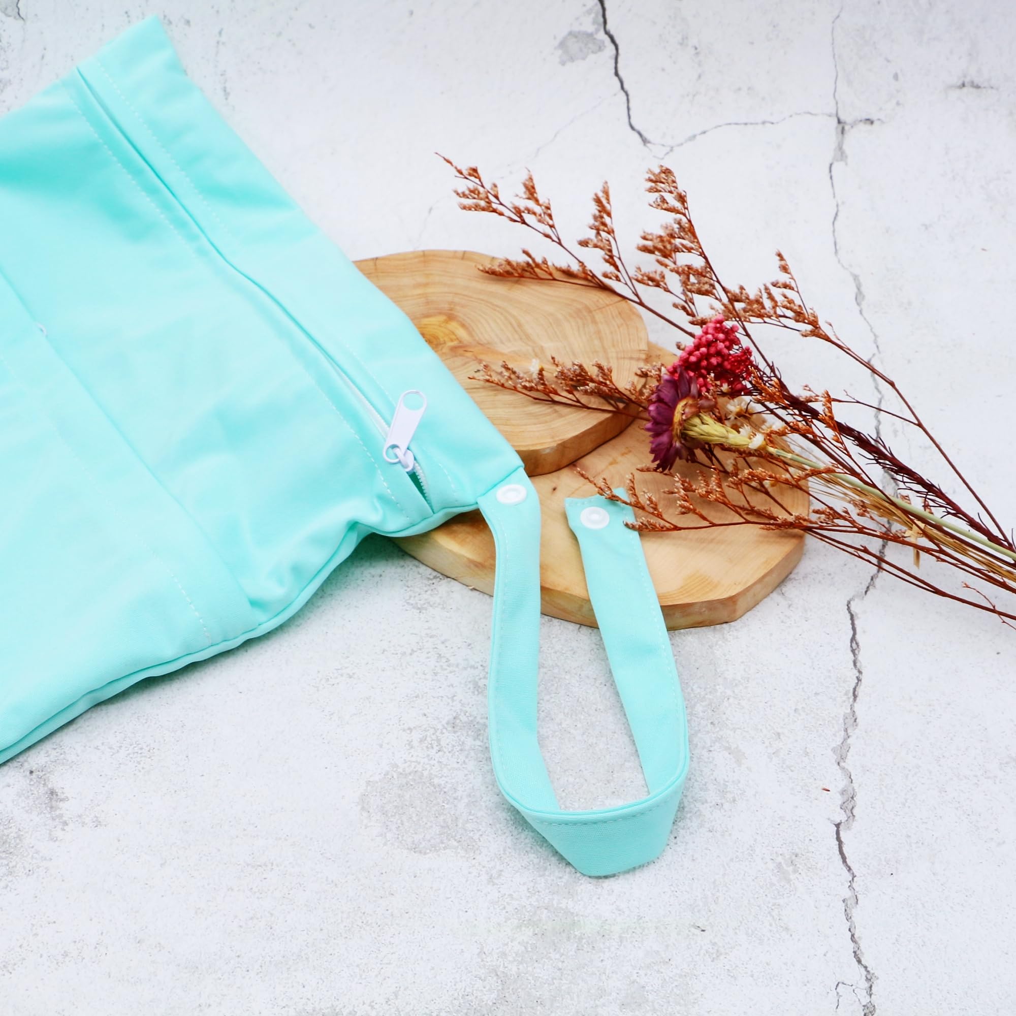 Asenappy double compartments help prevent leakage during outings.