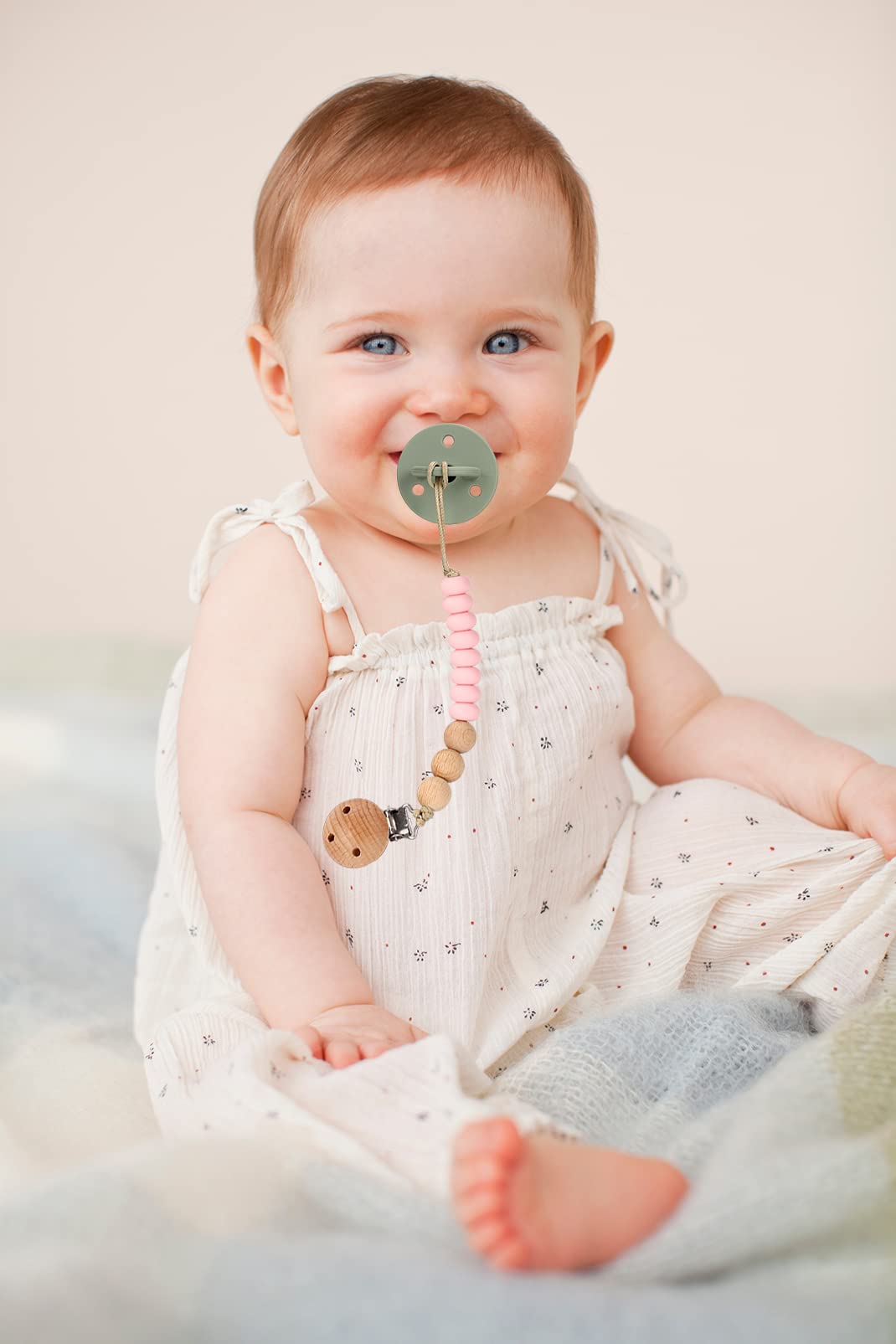 Aulege easy-clean pacifier clip ready for quick hand washing.