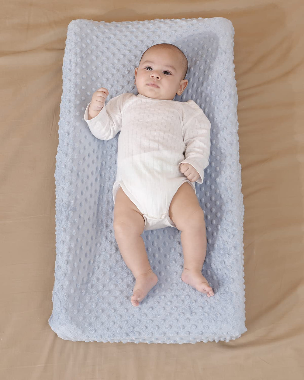 Aullar fits 32x16–34x16 contoured pads for versatile nursery use.