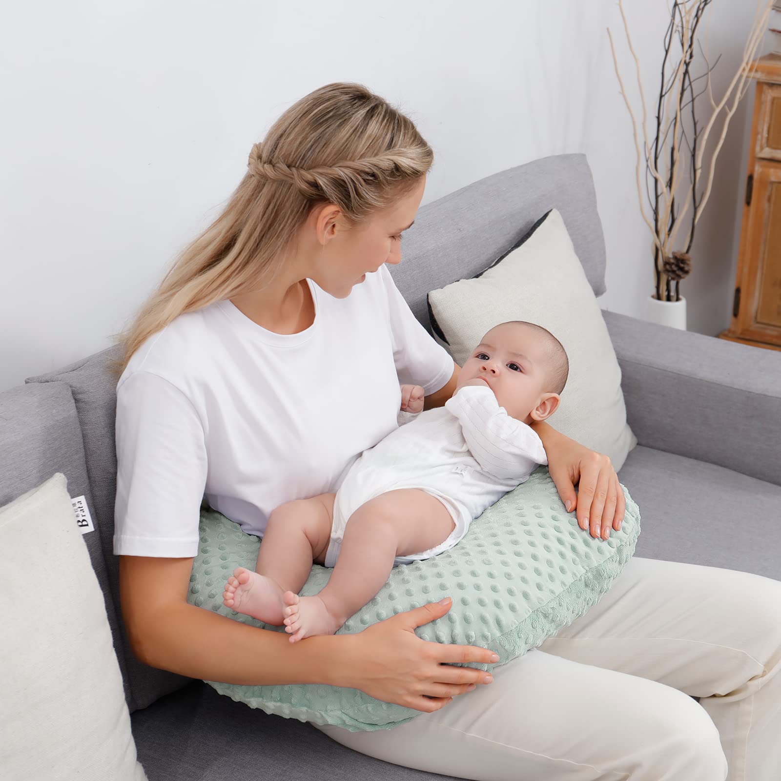 Aullar nursing pillow demonstrates ergonomic arm and back relief.