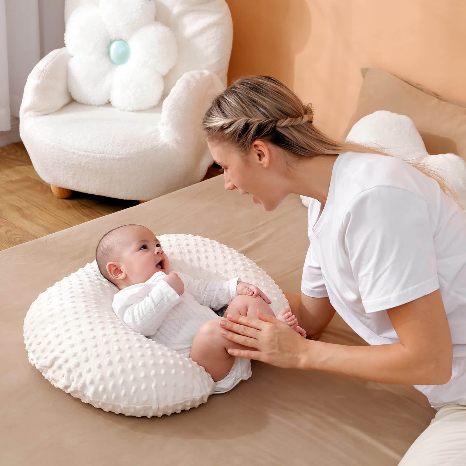 Aullar nursing pillow with ergonomic feeding position improves comfort during nursing.