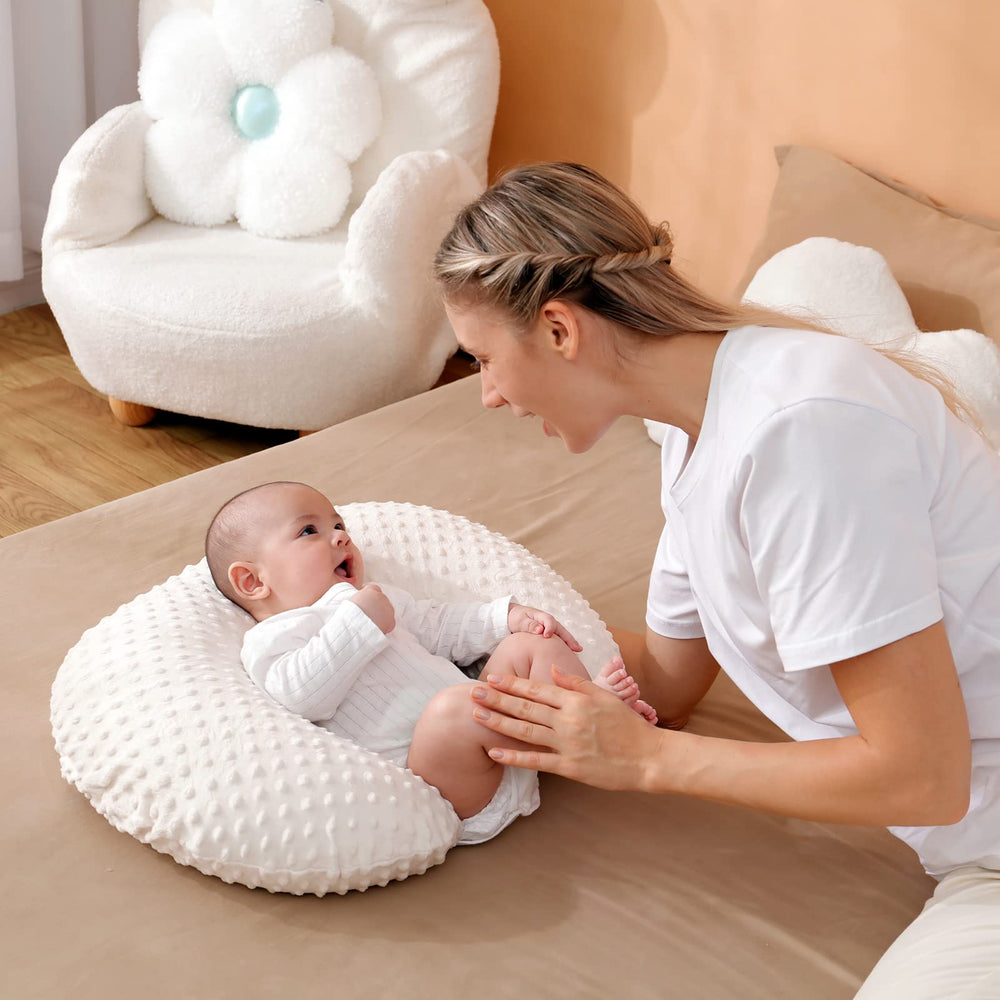 Aullar nursing pillow with ergonomic feeding position improves comfort during nursing.