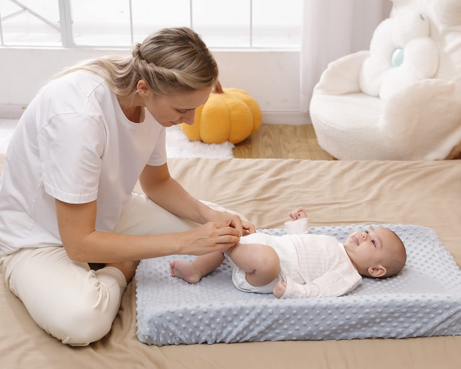 Aullar ultra-soft plush dots blue cover delivers cozy comfort during diaper changes.