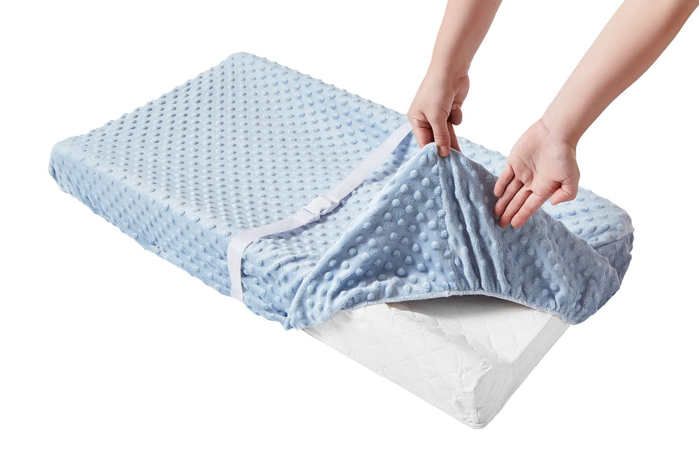 Aullar wipeable surface is easy to spot-clean between washes.