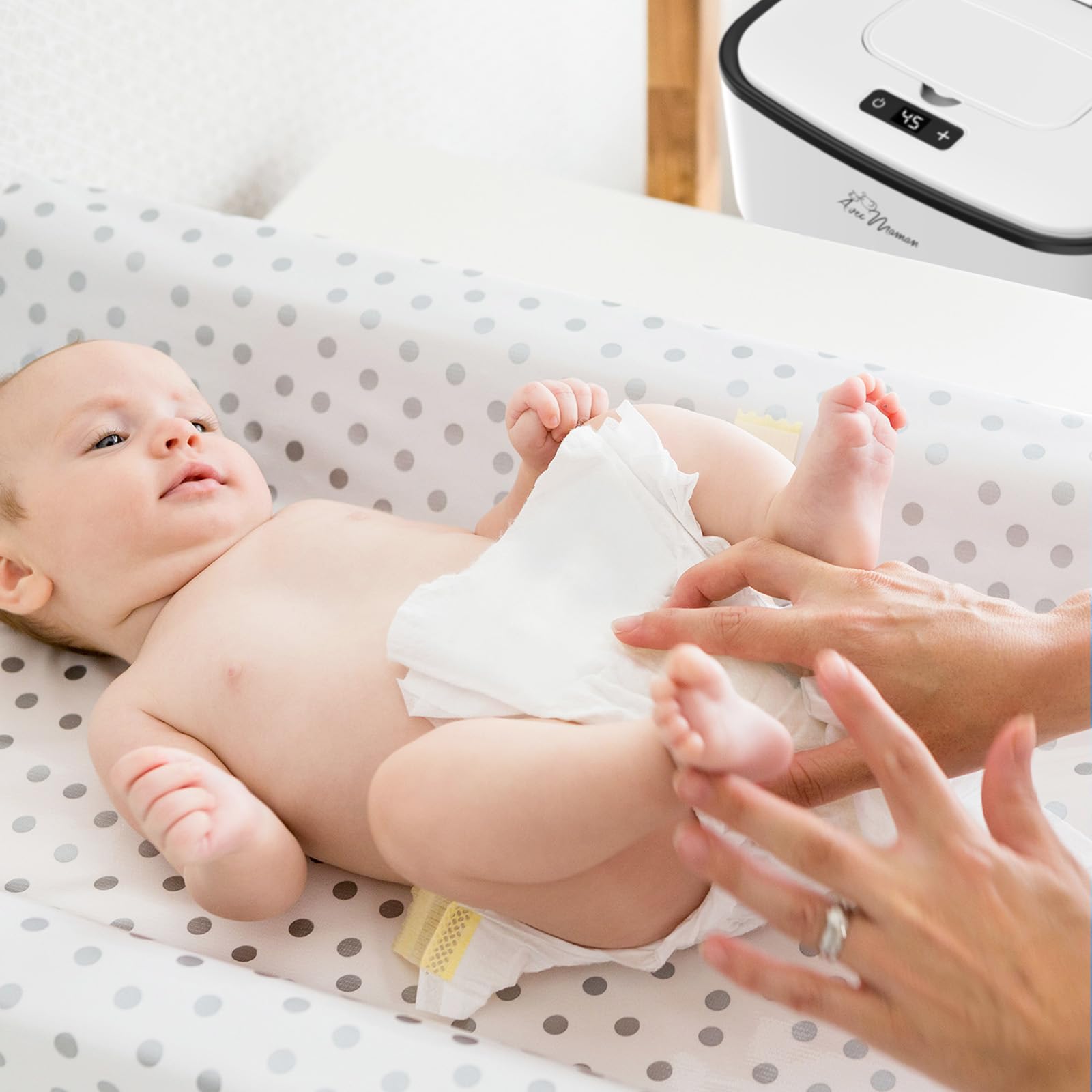 Avec Maman S1 warming wipes in use for calm diaper changes.