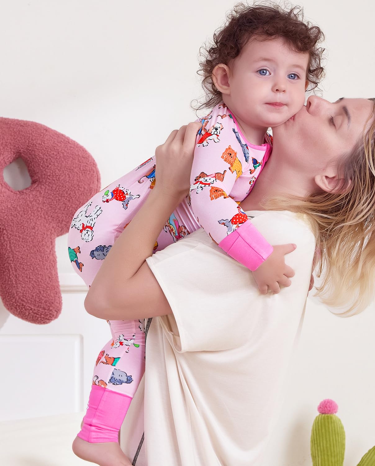 Breathable bamboo viscose provides warmth without overheating in all seasons.