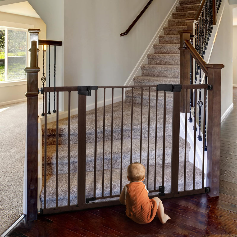 Babelio Baby Gate auto-close feature demonstrates hands-free convenience.