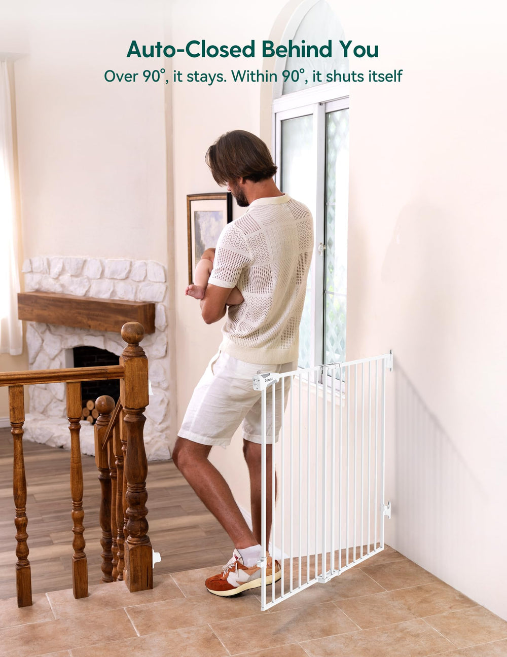 Babelio Baby Gate illustrates one-handed operation for quick use.