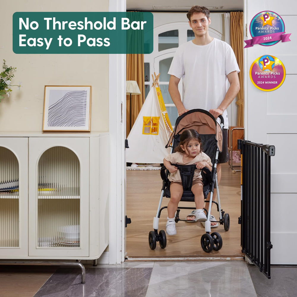 Babelio Baby Gate demonstrates one-handed operation for busy parents