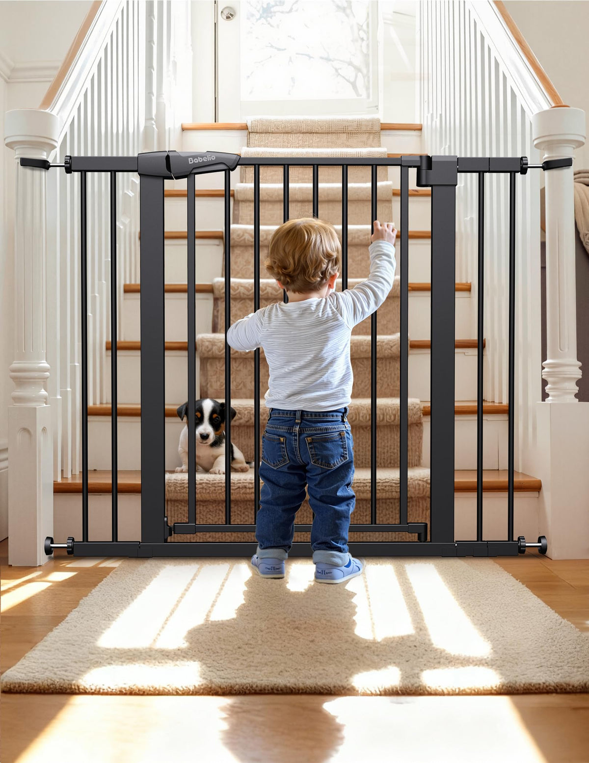 BABELIO Baby Gate in doorway with quick-assembly visuals for easy setup.
