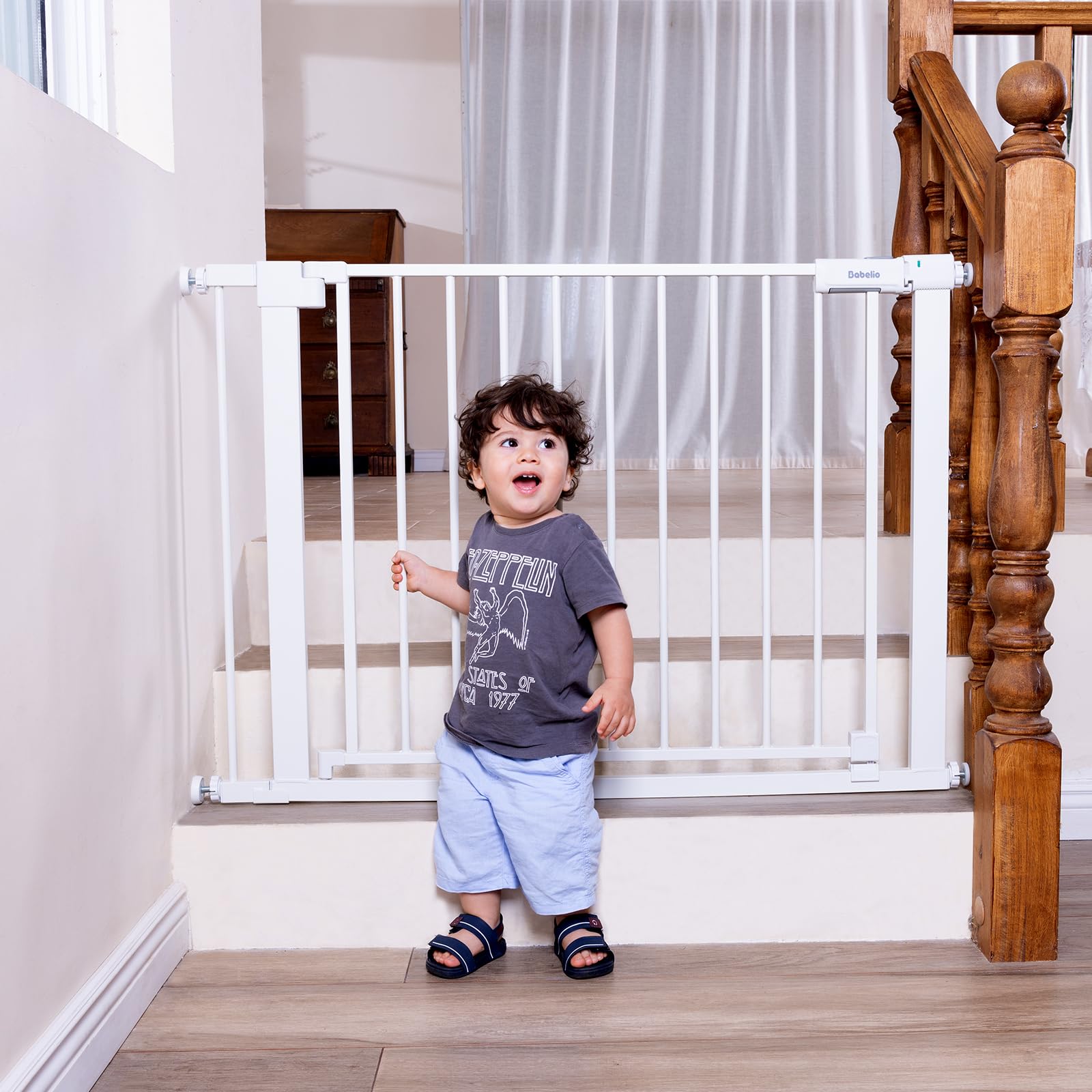 BABELIO baby gate with wide walk-through eases passage for parents with children