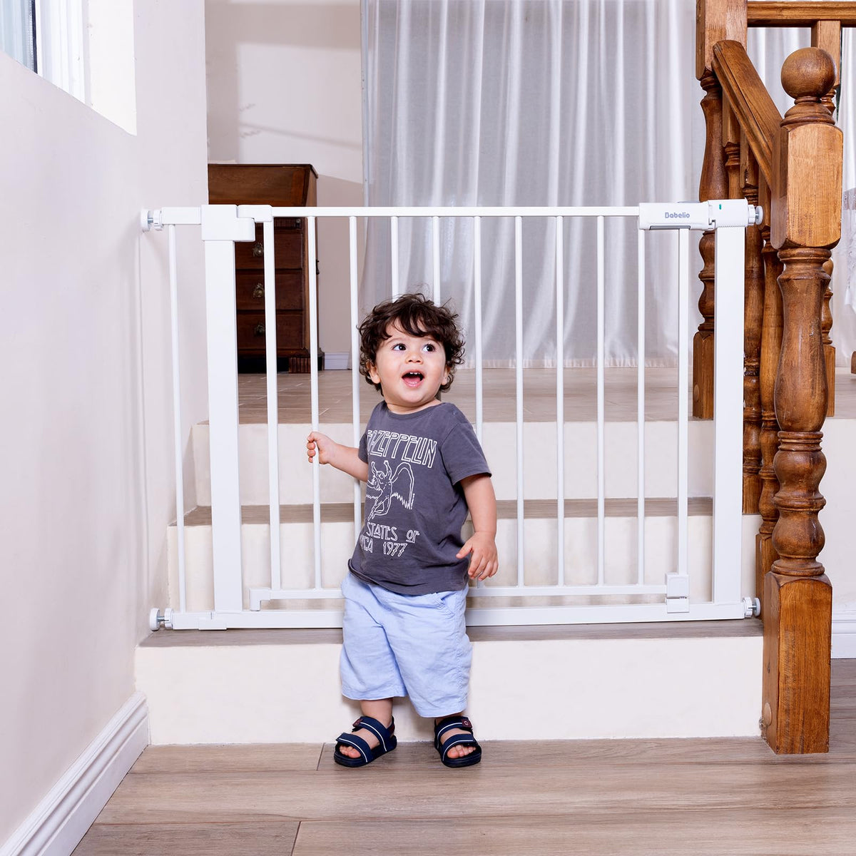 BABELIO baby gate with wide walk-through eases passage for parents with children