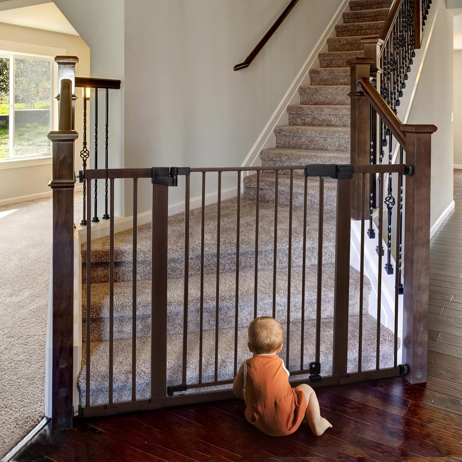 BABELIO gate front view shows auto-close mechanism for safer passage