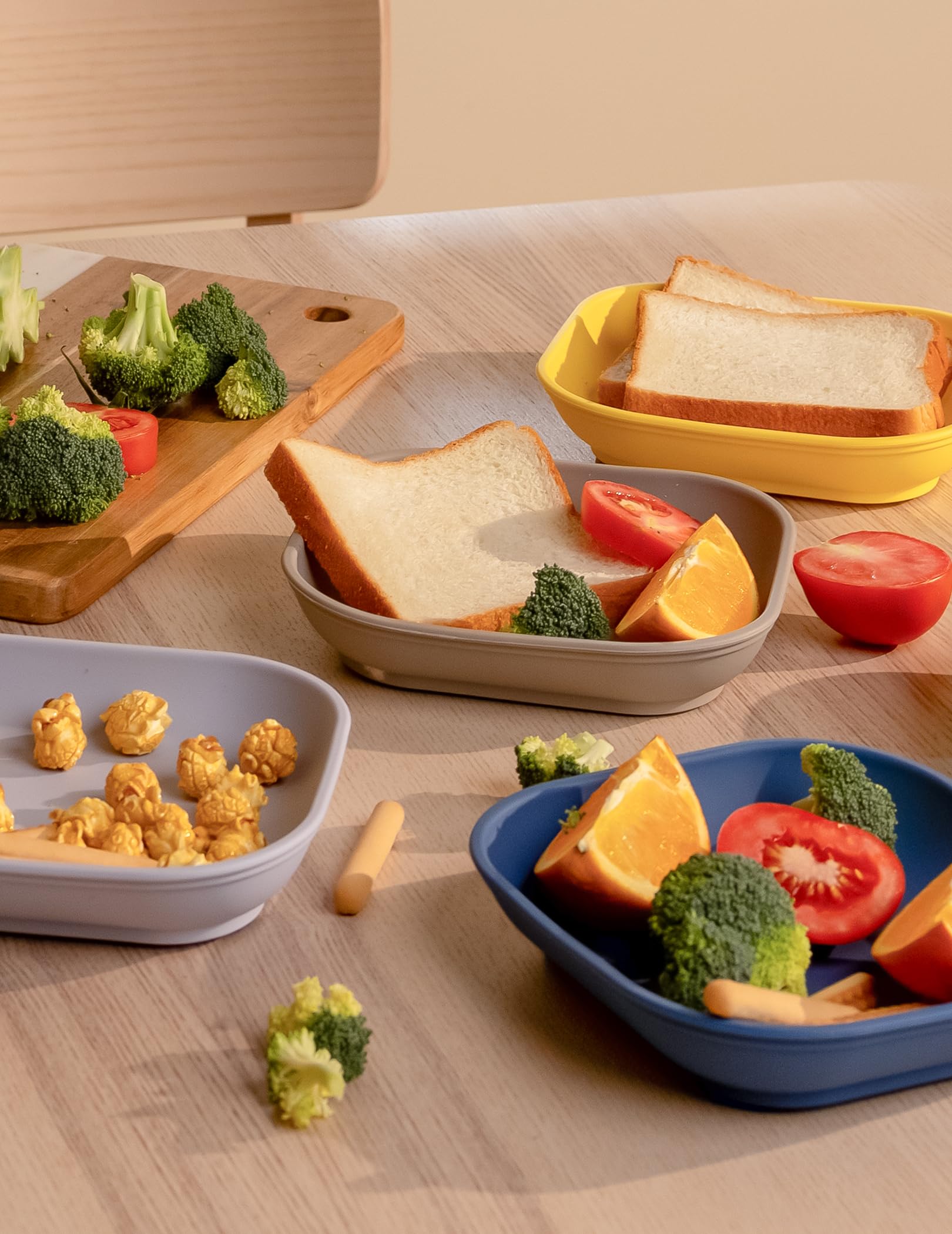 BABELIO suction plate keeps meals in place during feeding.