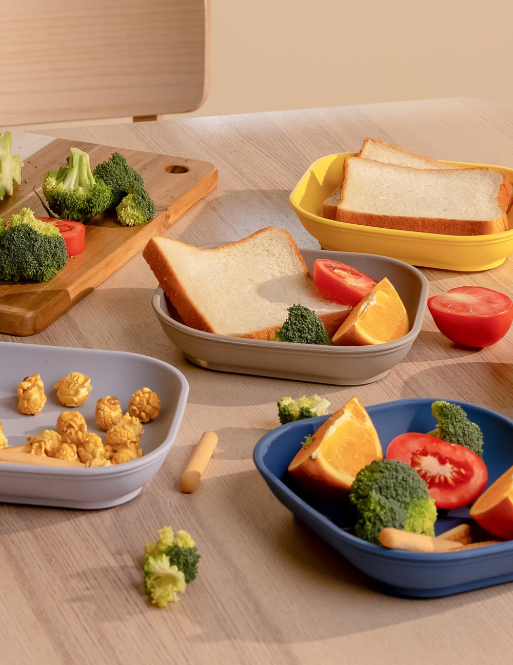 BABELIO suction plate keeps meals in place during feeding.