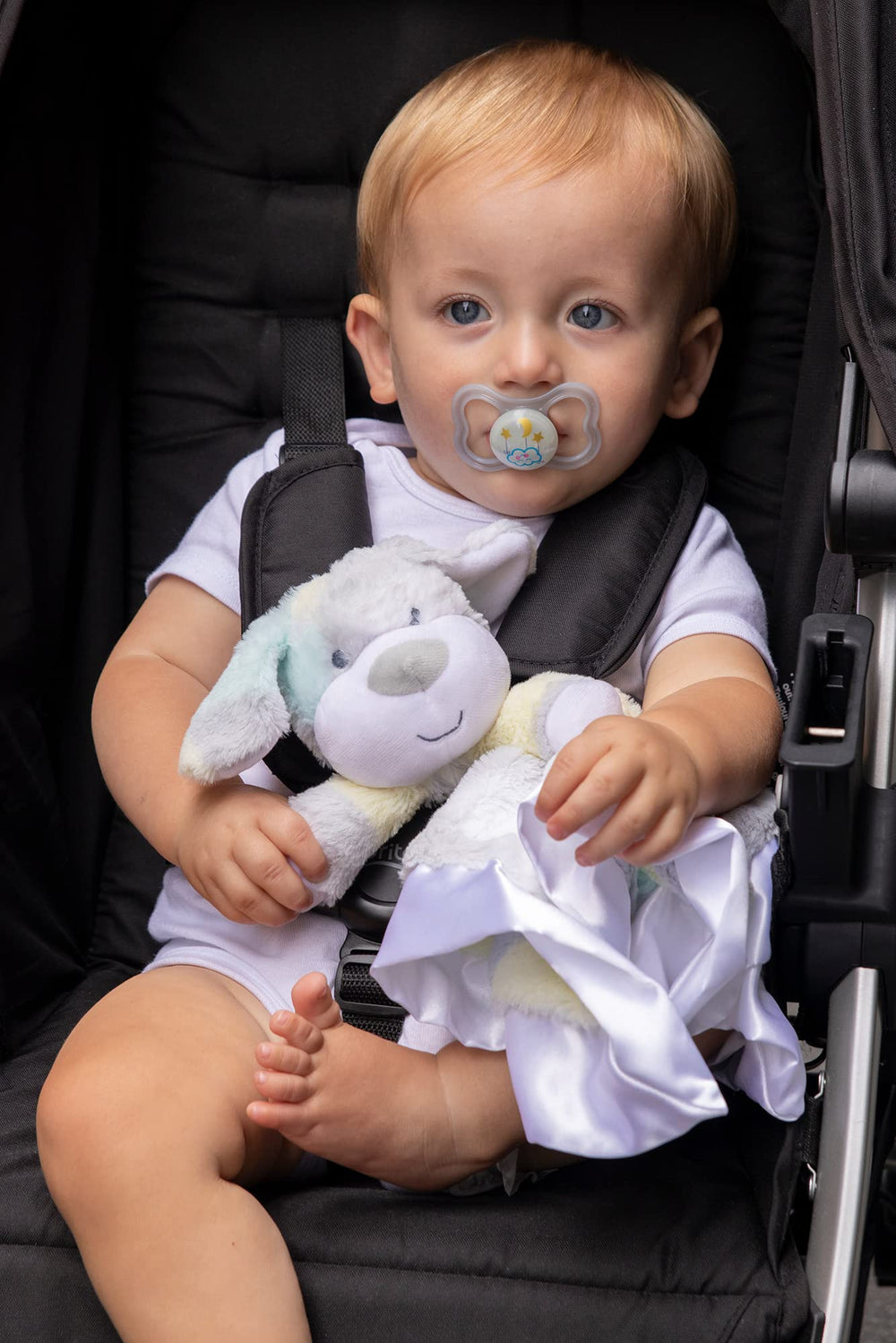 Reversible printed design: two looks in one Baby Essentials snuggler