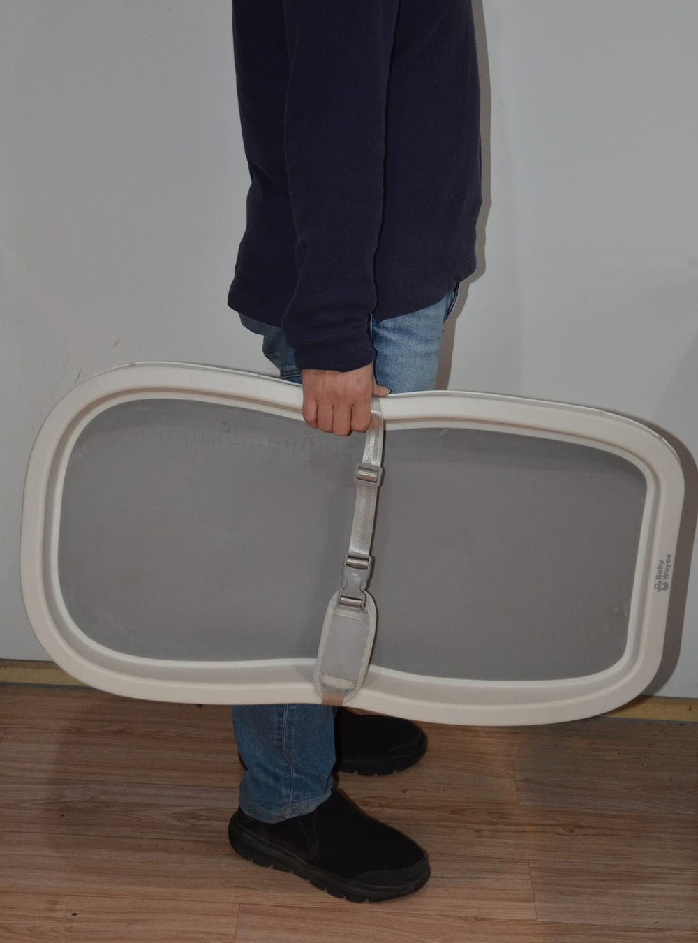 Gray Baby Woyee Duraking Pro pad is lightweight and portable.