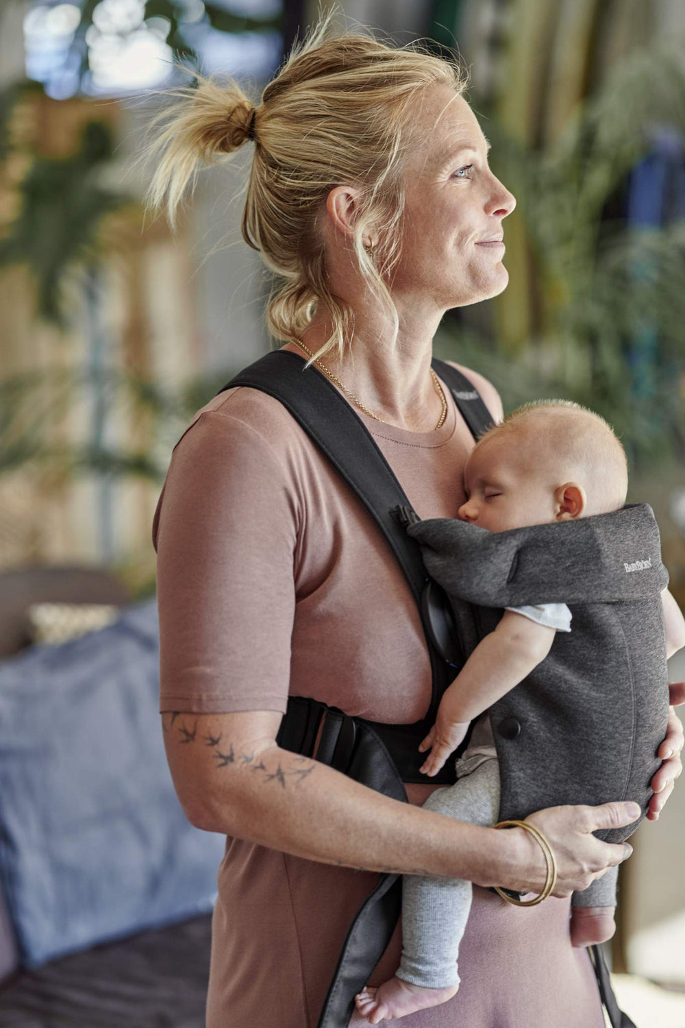 BabyBjörn Baby Carrier Mini quick-adjust straps enable fast, secure wearing.