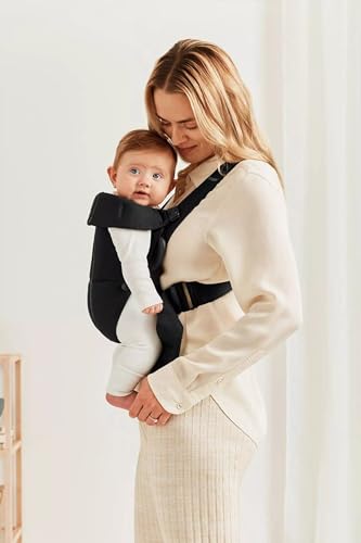 BabyBjörn Carrier Mini in facing-out use supports curious little explorers.
