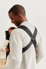 BabyBjörn Carrier Mini hip-healthy design supports tiny hips during wear.