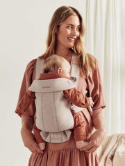 Hip-healthy design of BabyBjörn Carrier Mini supports natural hip position