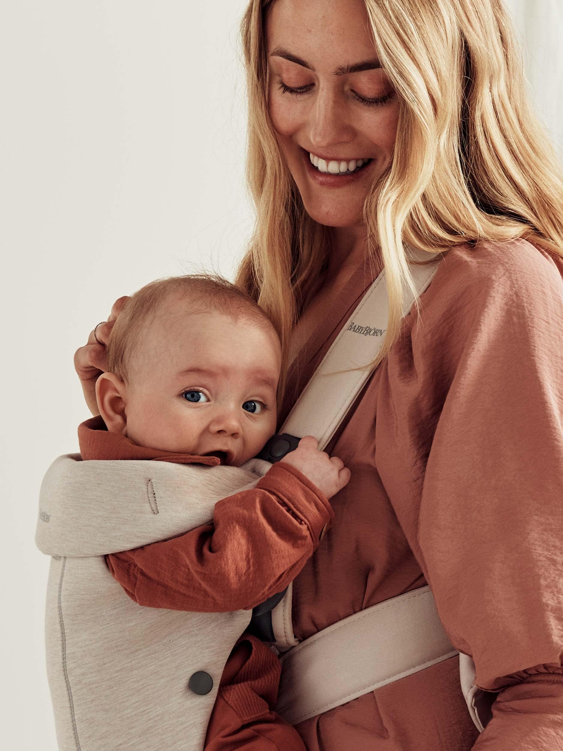 Lifting a sleeping baby from Baby Björn Carrier Mini front panel