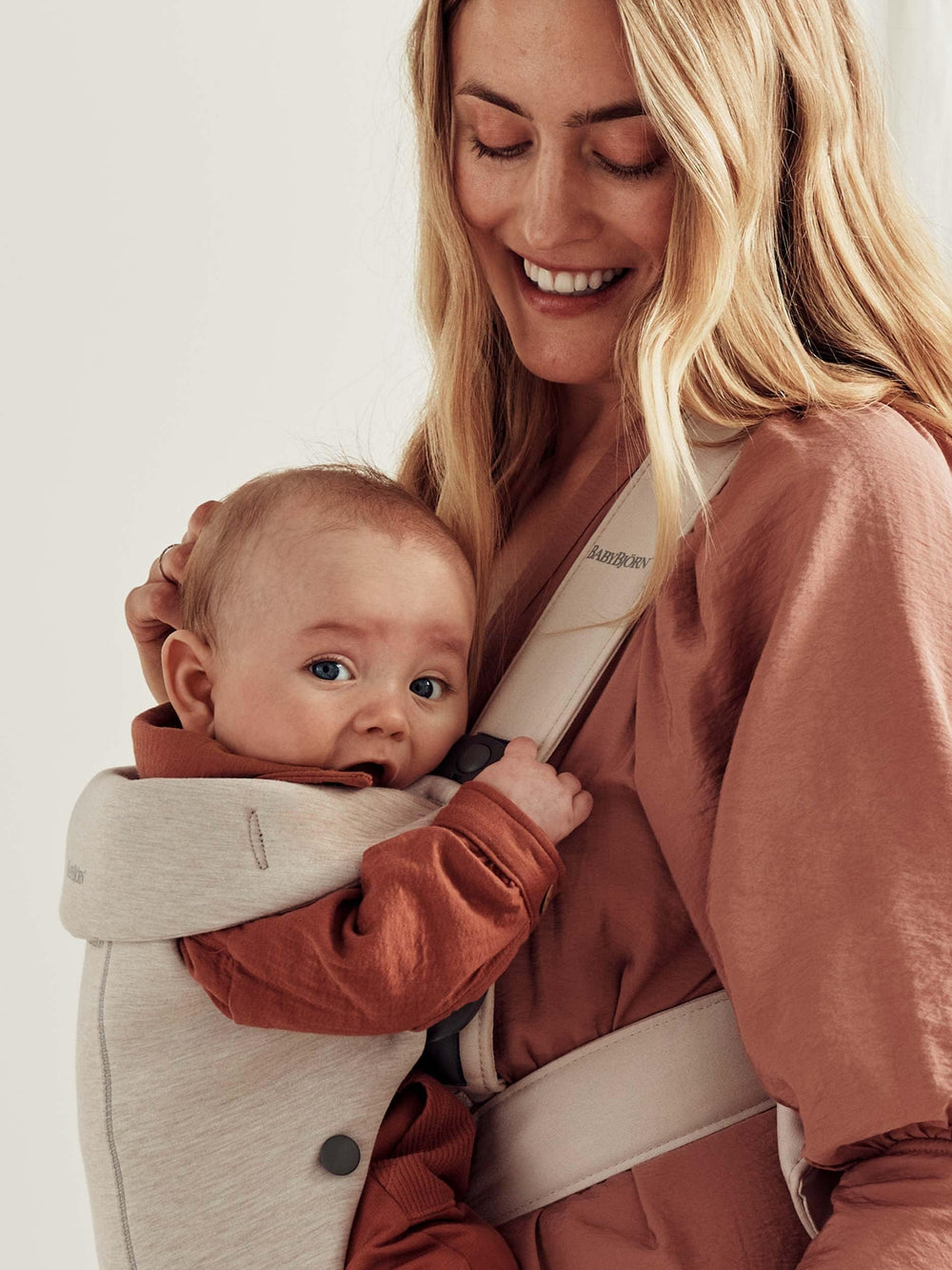 Lifting a sleeping baby from Baby Björn Carrier Mini front panel