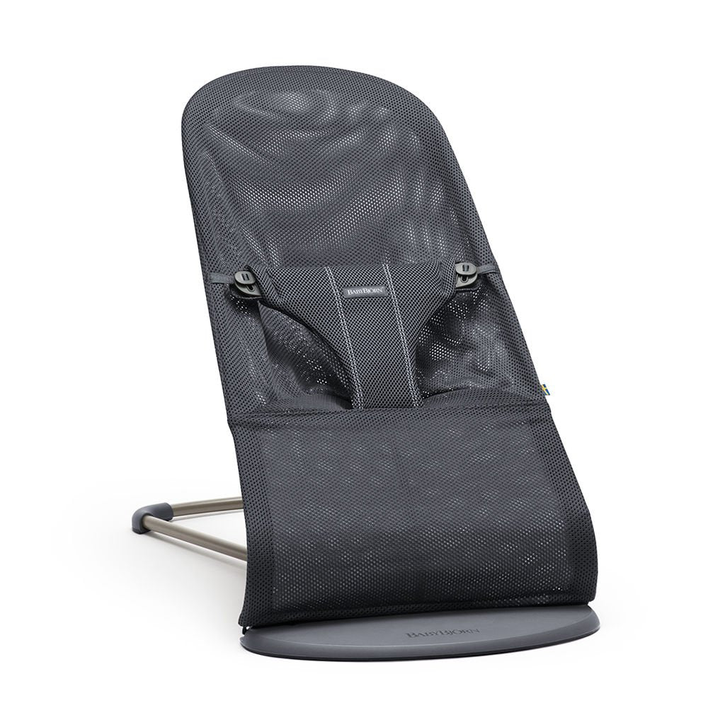 BabyBjörn Bouncer Bliss in anthracite mesh offers cozy support for newborns and toddlers.