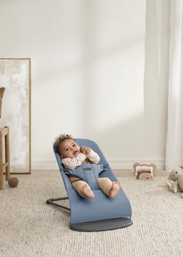 BabyBjörn Bouncer Bliss blue woven fabric detail, highlighting softness.
