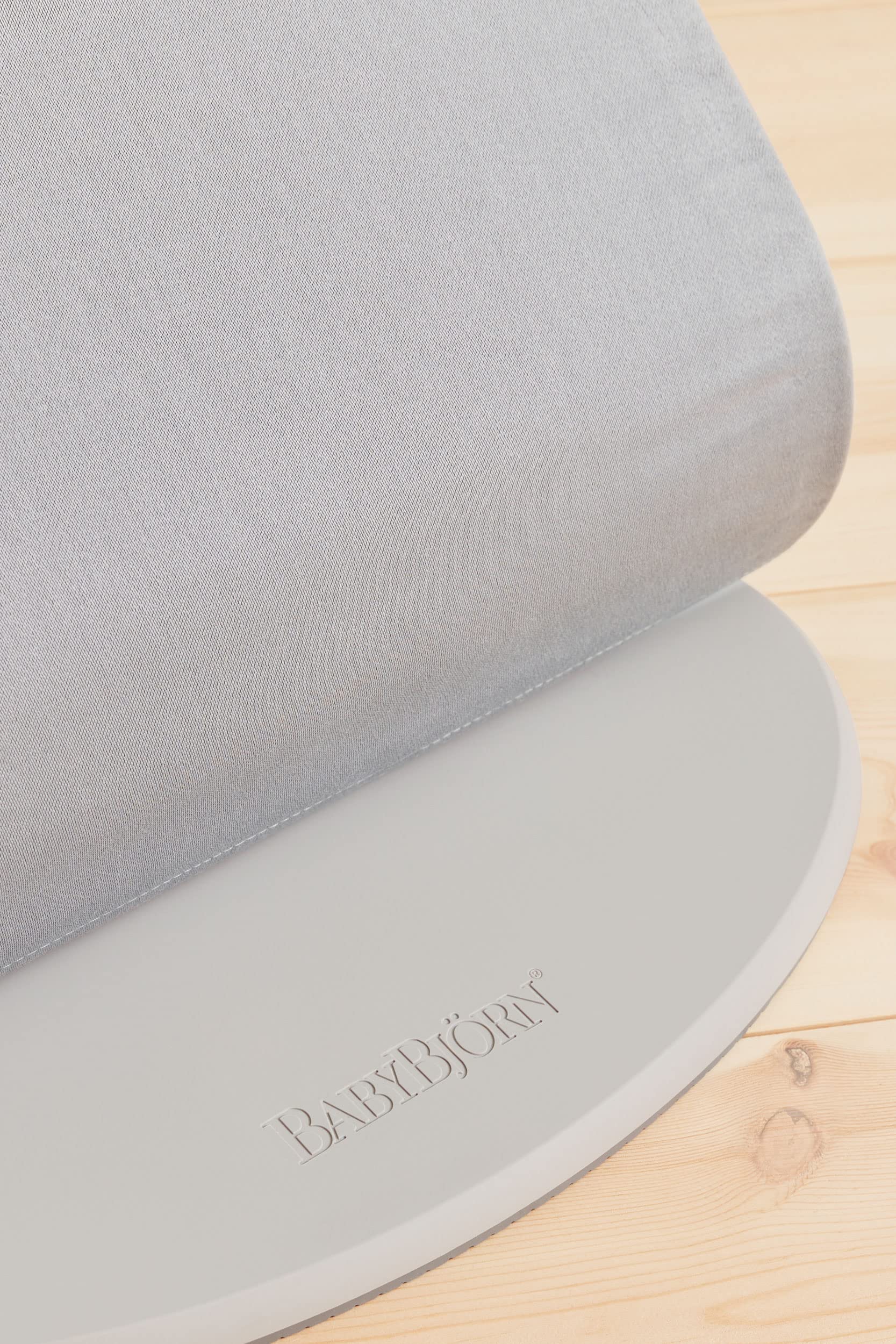 BabyBjörn Bouncer Bliss smooth mobility for easy room-to-room transport.