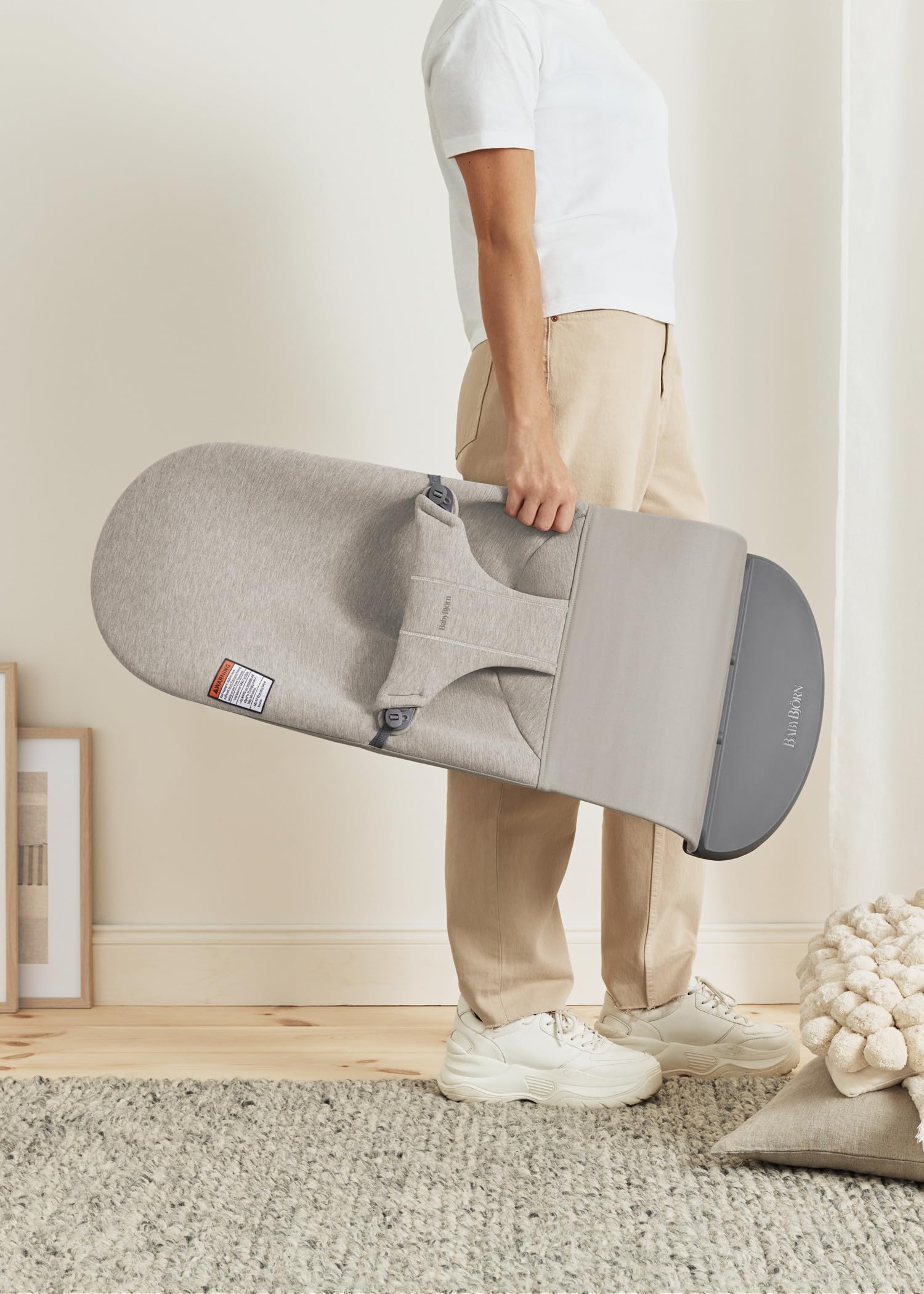 BabyBjörn Bouncer Bliss ergonomic seat demonstrates natural rocking to soothe on the go.