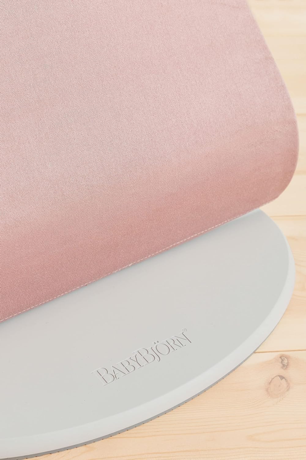 Four-position seating option on BabyBjörn Bliss for growing child
