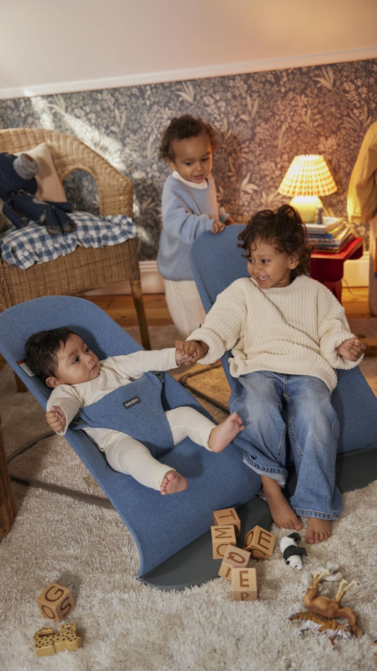 BabyBjörn Bouncer Bliss in action with natural rocking without batteries.