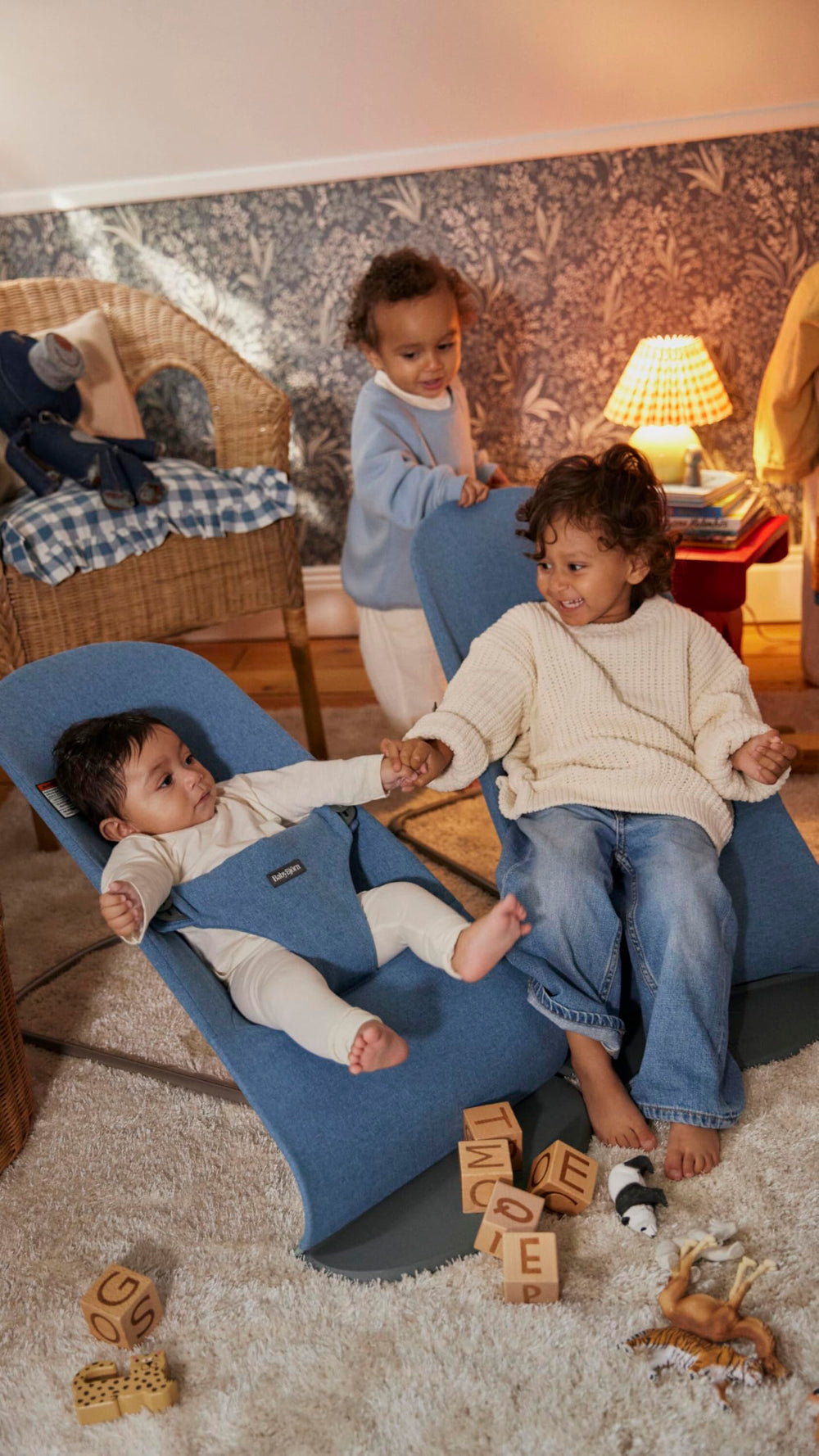 BabyBjörn Bouncer Bliss in action with natural rocking without batteries.