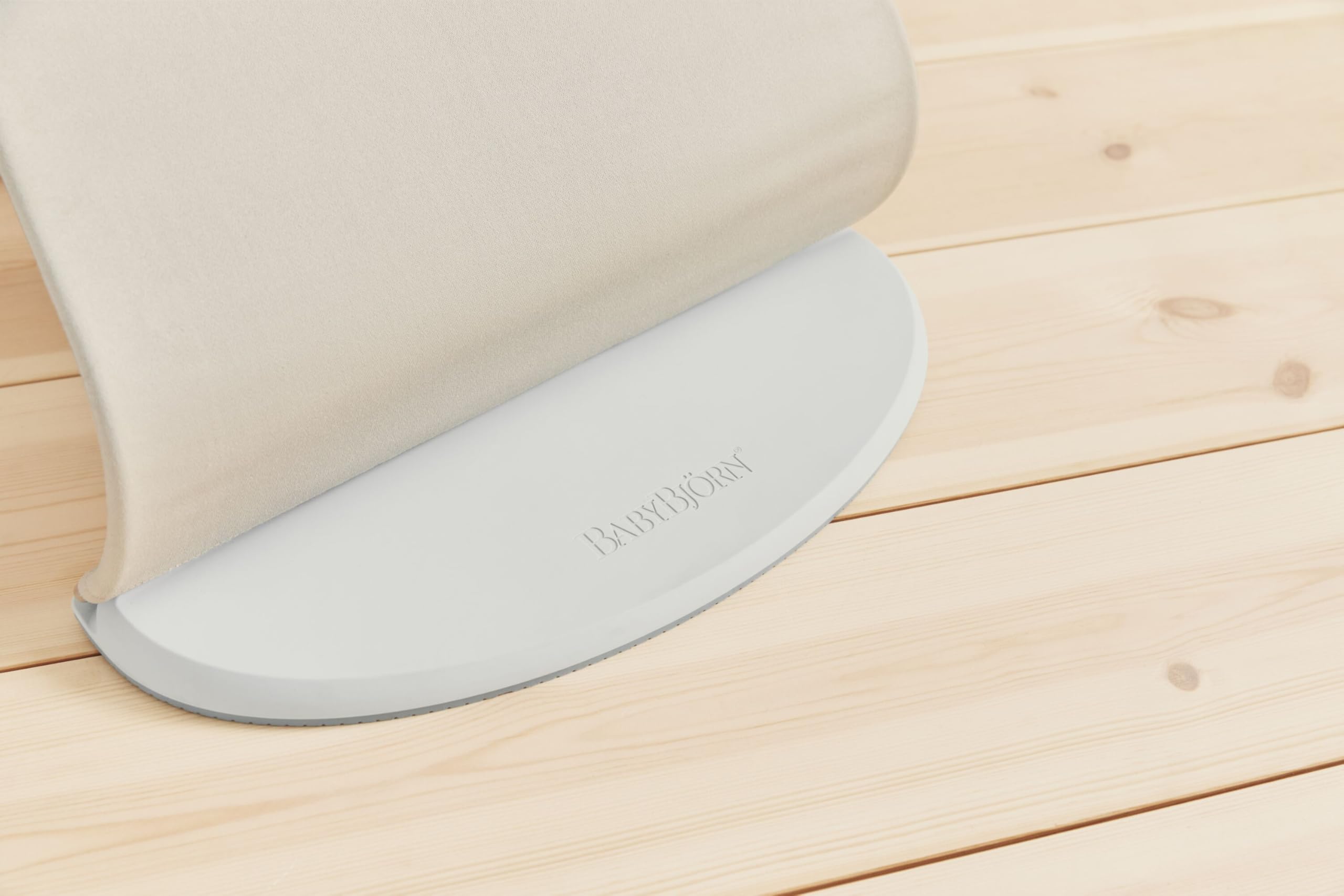 BabyBjörn Bouncer Bliss hip-healthy design offering proper hip support