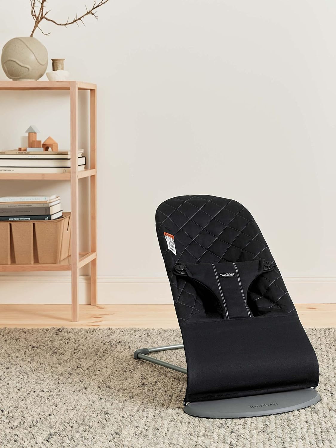 Hip-healthy design in BabyBjörn Bouncer Bliss supports proper hip alignment.