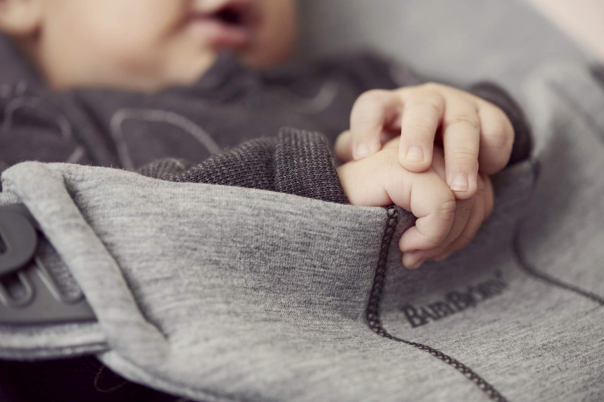 BabyBjörn Bouncer Bliss in use with newborn, soothing rocking without batteries
