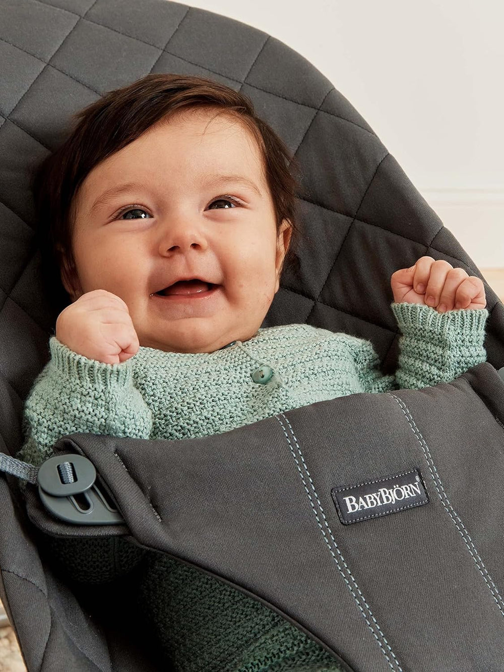 BabyBjörn Bouncer Bliss lightweight portable design closeup emphasizes easy transport.