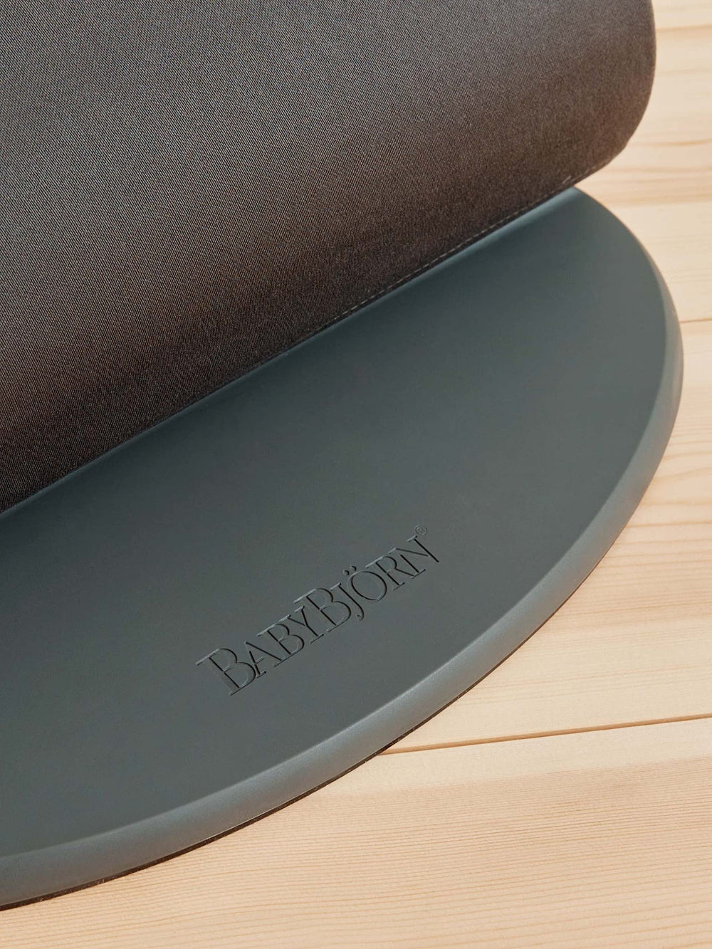 BabyBjörn Bouncer Bliss lightweight frame supports mobility around the home.