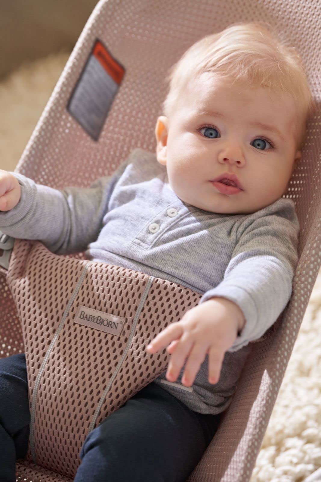 BabyBjörn Bouncer Bliss Mesh Dusty Pink rocking motion supports gentle development.
