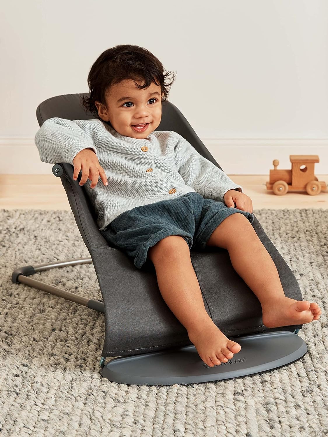 BabyBjörn Bouncer Bliss natural rocking motion closeup highlights baby-driven movement.