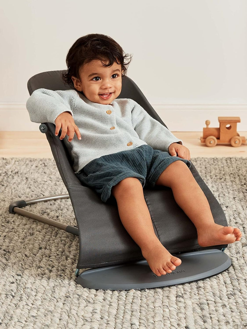 BabyBjörn Bouncer Bliss natural rocking motion closeup highlights baby-driven movement.
