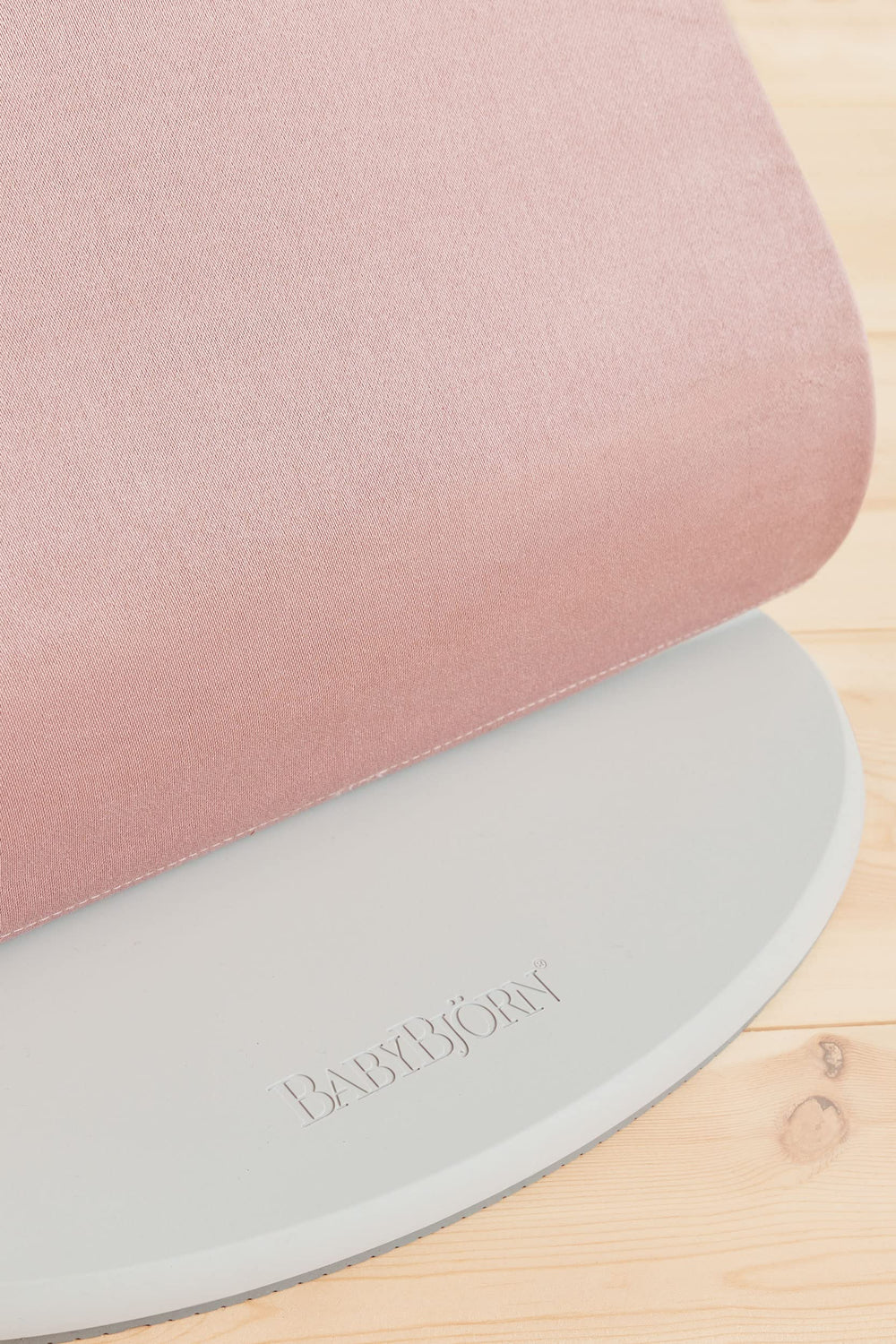 BabyBjörn Bouncer Bliss requires no infant insert for quick setup.
