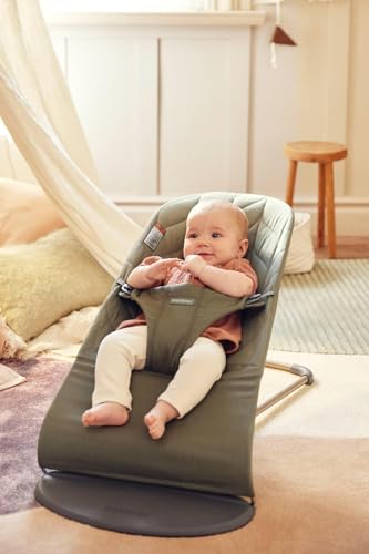 BabyBjörn Bouncer Bliss petal quilt adds soft, cozy comfort.