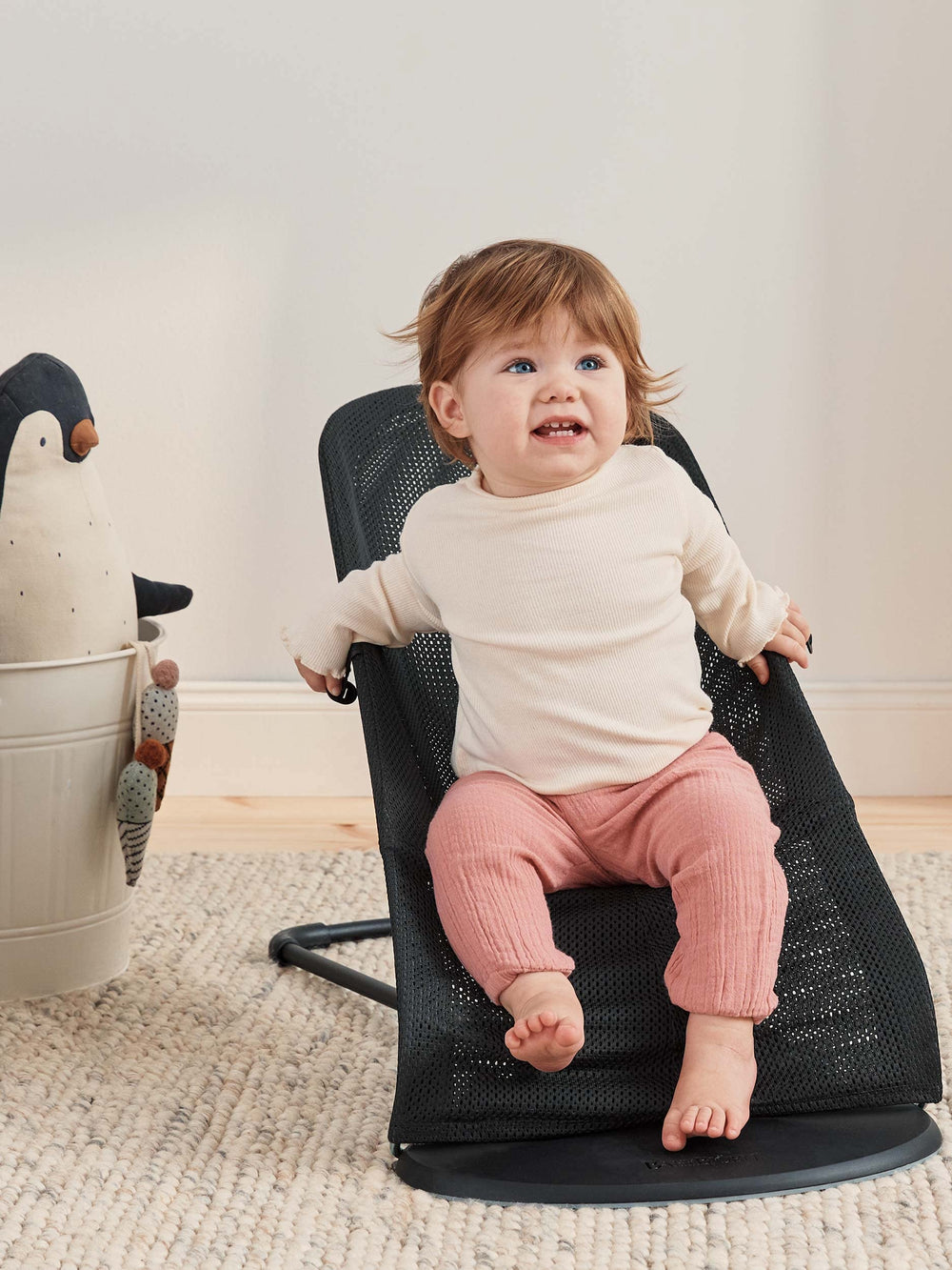 Safe and comfortable BabyBjörn Bouncer Bliss in everyday use.