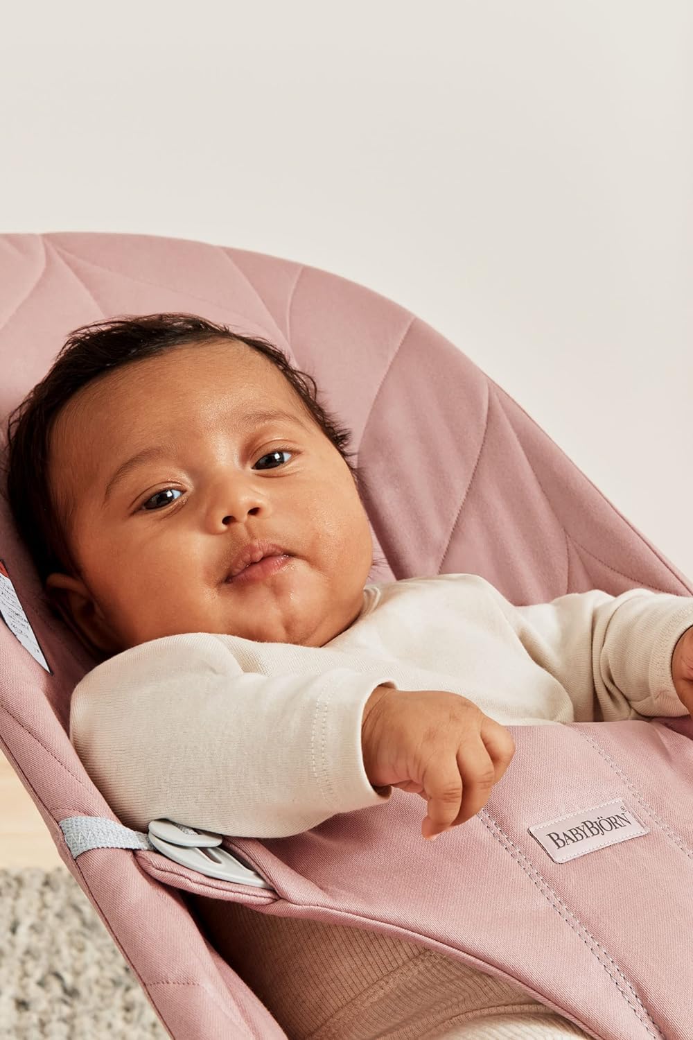 Secure safety harness on BabyBjörn Bliss for safe seating