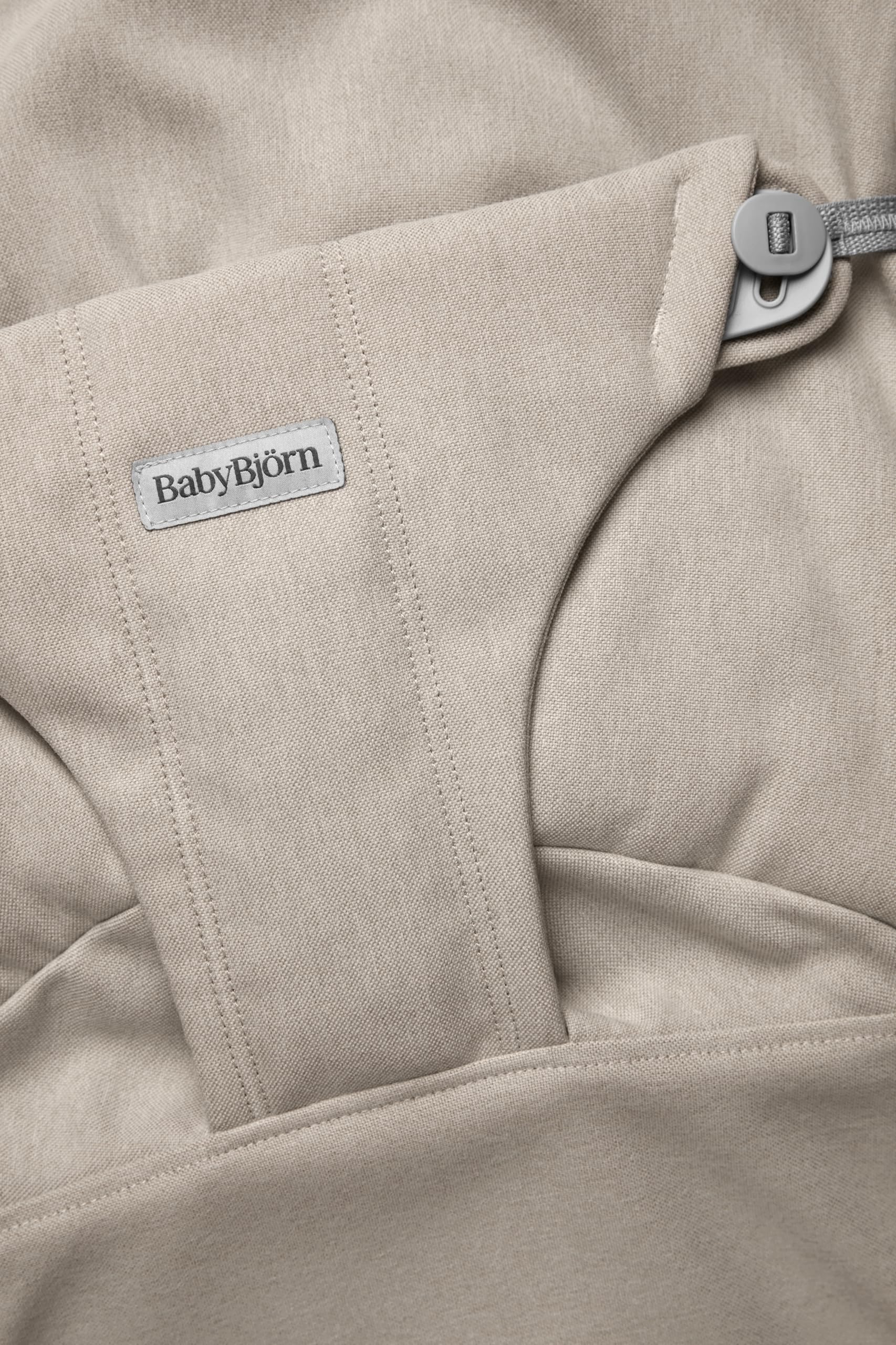 BabyBjörn Bouncer Bliss soft fabrics, a cozy surface for baby to snuggle.